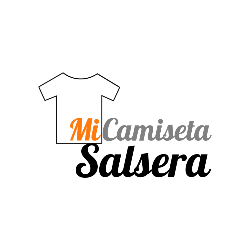 Logo de Mi Camiseta Salsera, fondo blanco, el "Mi" de color naranja, Camiseta de color gris y Salsera de color negro.