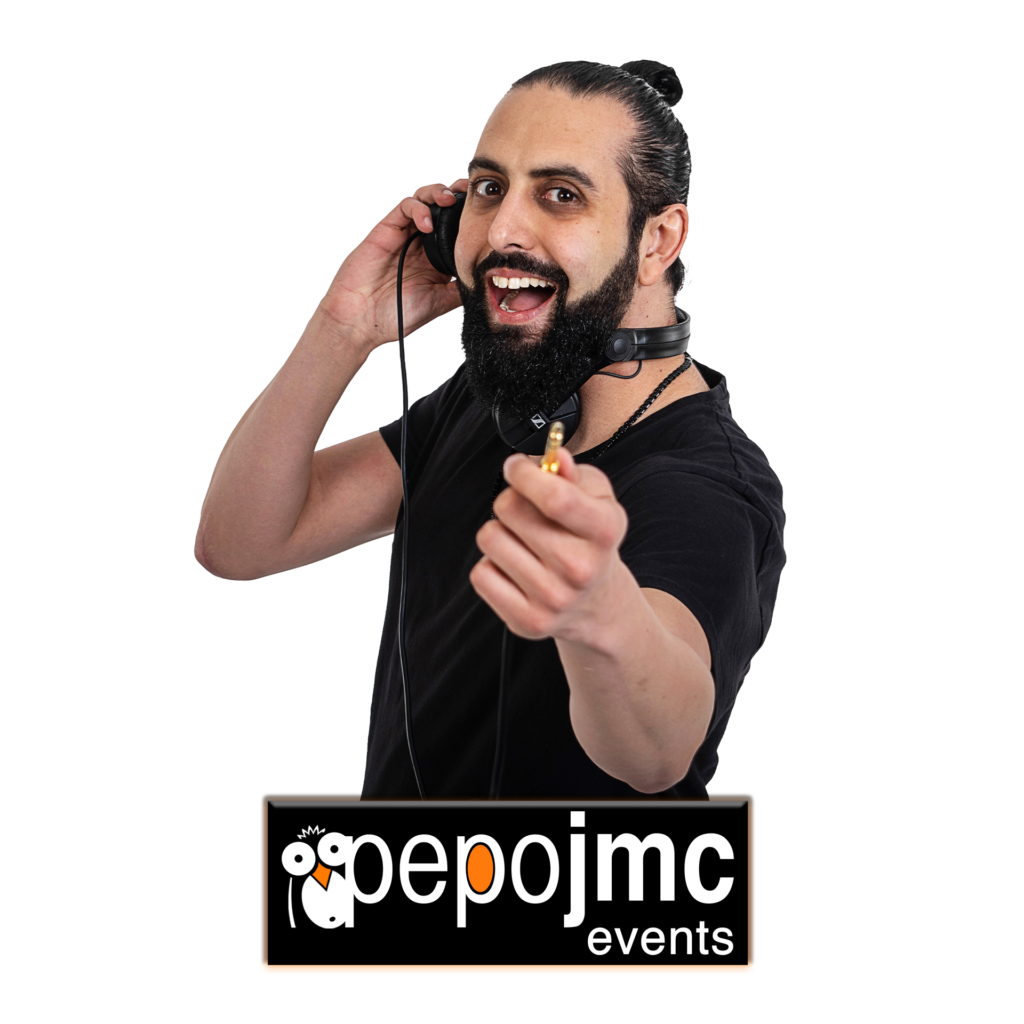 Imagen de DJ Pepojmc con auriculares y mostrando el jack del cable. Con chyron negro y logo de Pepojmc Events